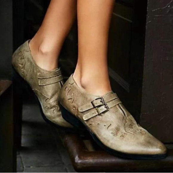 Free People Shoes - FREE PEOPLE Monument Western Leather Bootie in Distressed Gray. Size 39 EUC